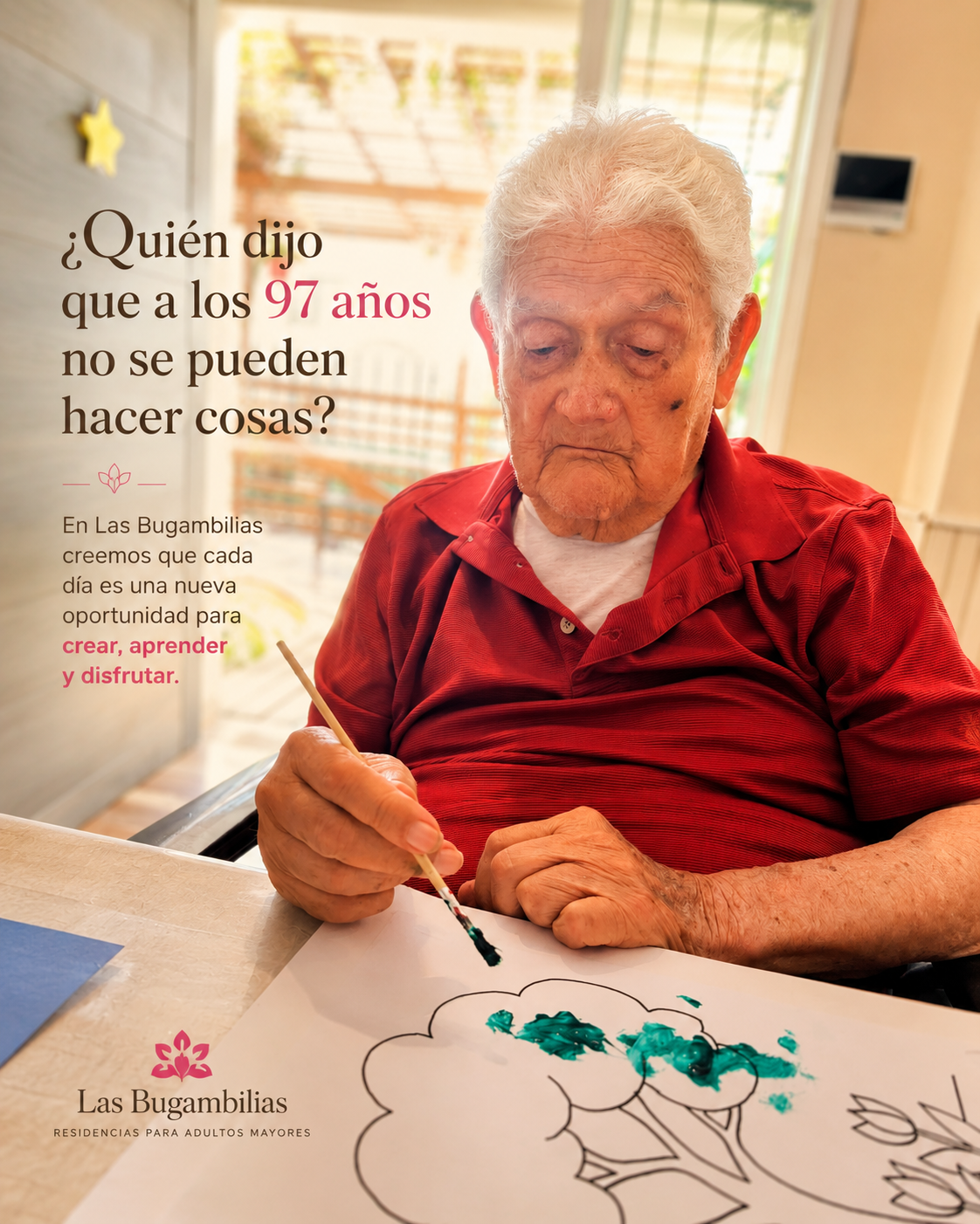 Residente de 97 años participando en una actividad creativa